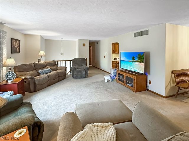 284 Old Oak Drive, Cortland, OH 44410