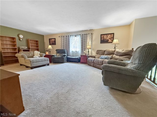 284 Old Oak Drive, Cortland, OH 44410