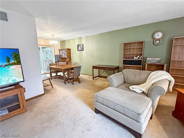 284 Old Oak Drive, Cortland, OH 44410