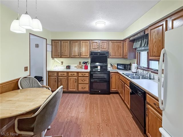 284 Old Oak Drive, Cortland, OH 44410