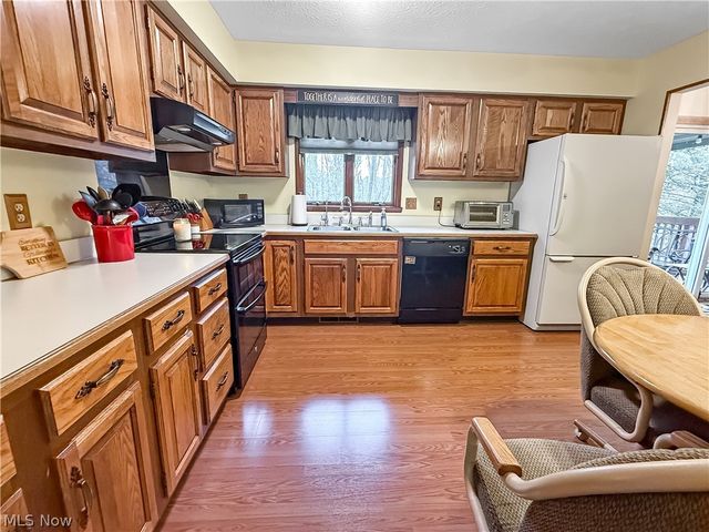 284 Old Oak Drive, Cortland, OH 44410