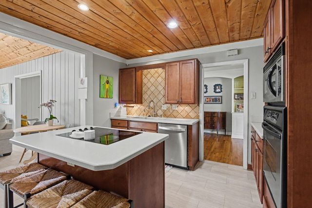 4613 CROSSOVER LN, Memphis, TN 38117