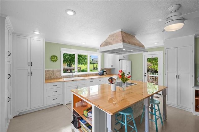 28639 Hospital Drive, Paola, KS 66071