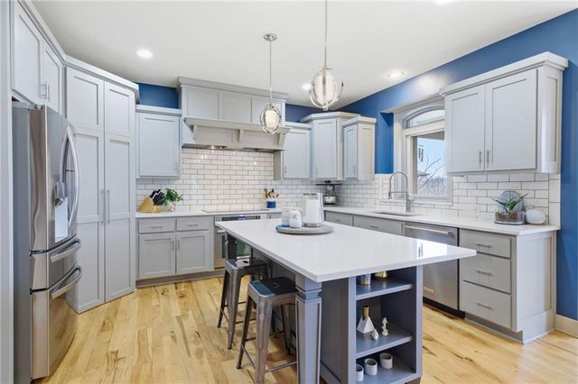 10711 S Appleridge Lane, Olathe, KS 66061