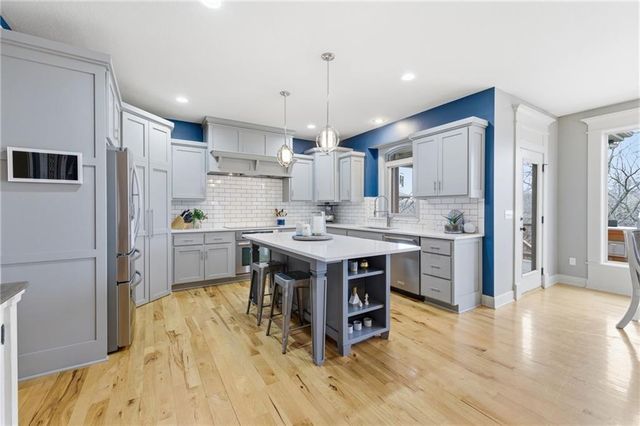 10711 S Appleridge Lane, Olathe, KS 66061