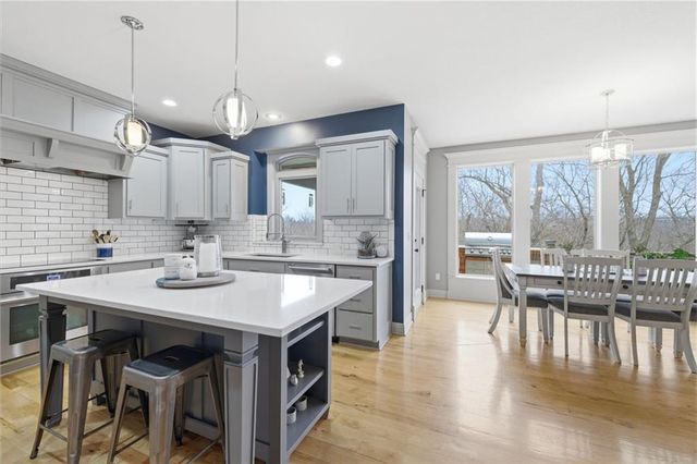 10711 S Appleridge Lane, Olathe, KS 66061