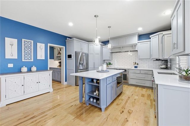 10711 S Appleridge Lane, Olathe, KS 66061