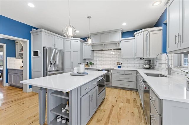 10711 S Appleridge Lane, Olathe, KS 66061