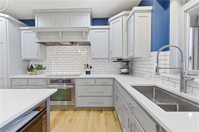 10711 S Appleridge Lane, Olathe, KS 66061