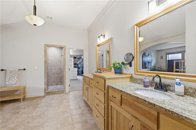 10711 S Appleridge Lane, Olathe, KS 66061
