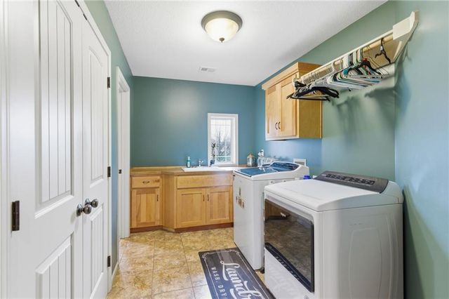 10711 S Appleridge Lane, Olathe, KS 66061