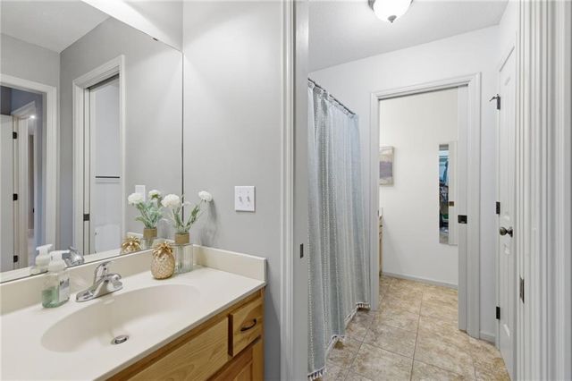 10711 S Appleridge Lane, Olathe, KS 66061