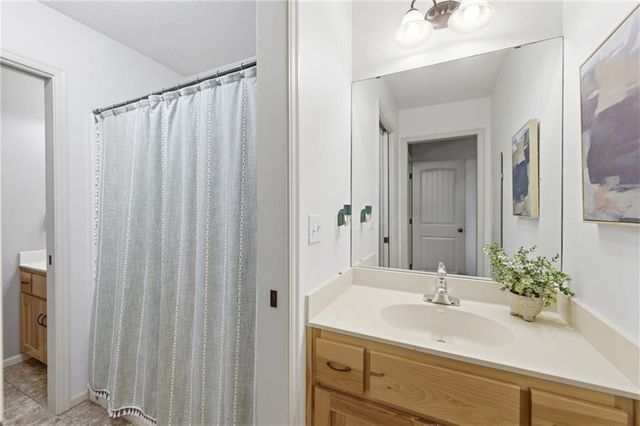 10711 S Appleridge Lane, Olathe, KS 66061