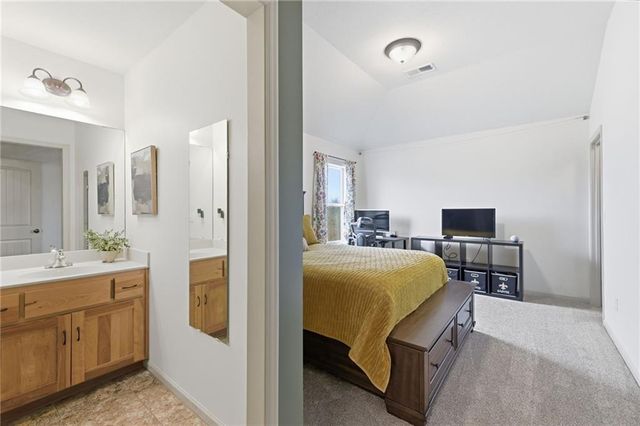 10711 S Appleridge Lane, Olathe, KS 66061