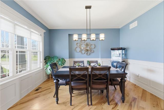 10711 S Appleridge Lane, Olathe, KS 66061