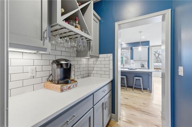 10711 S Appleridge Lane, Olathe, KS 66061