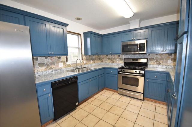 608 Wilkes ST, Smithville, TX 78957