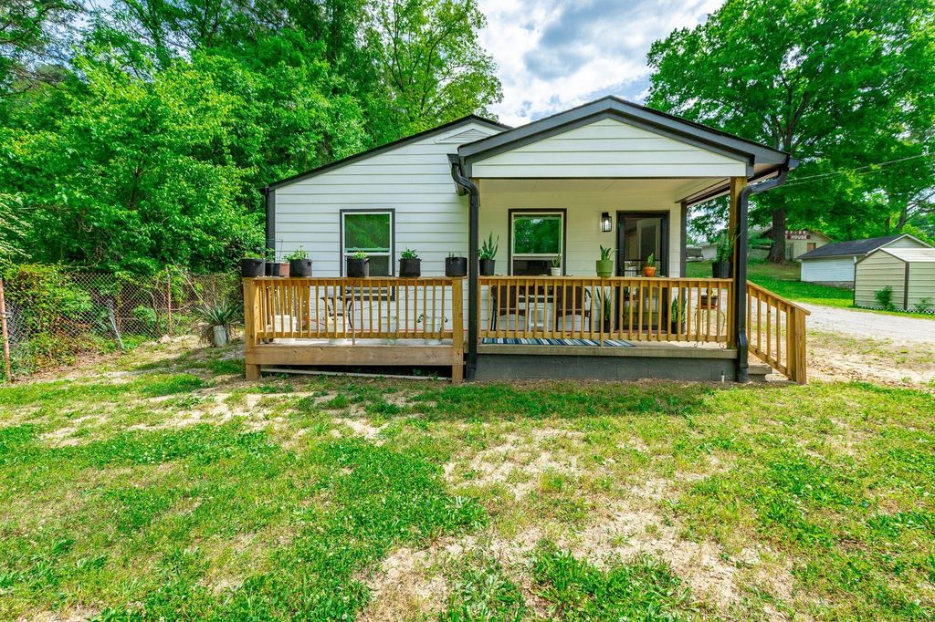 1366 Lakeview Drive, Rossville, GA 30741