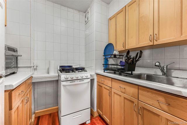 118-17 Union 15J, Forest Hills, NY 11375