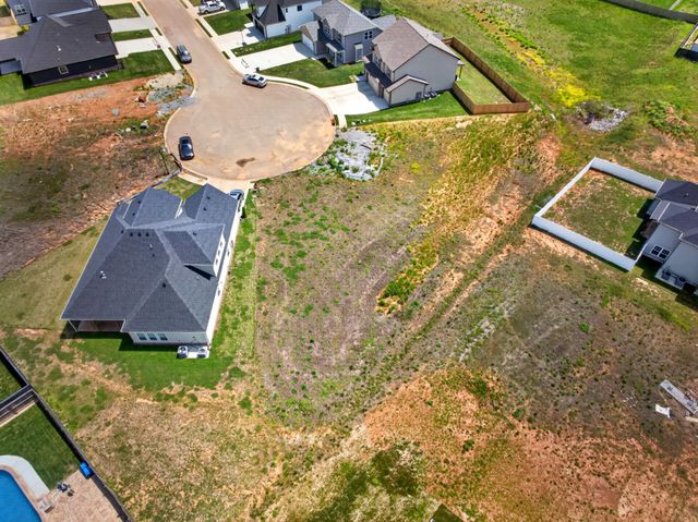 135 Sweet Clover Ct, Clarksville, TN 37040