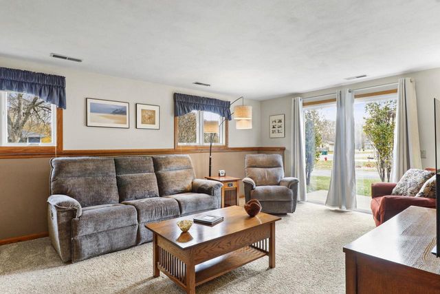 637 Cresthaven Drive, Cottage Grove, WI 53527