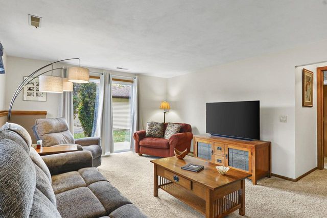 637 Cresthaven Drive, Cottage Grove, WI 53527