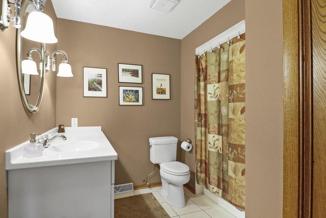 637 Cresthaven Drive, Cottage Grove, WI 53527