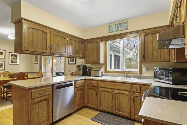 637 Cresthaven Drive, Cottage Grove, WI 53527