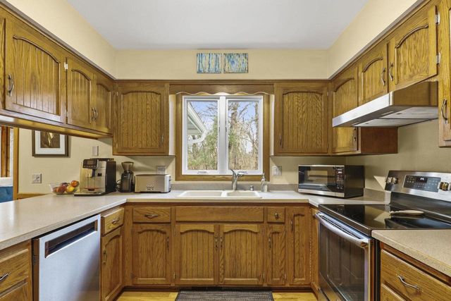 637 Cresthaven Drive, Cottage Grove, WI 53527