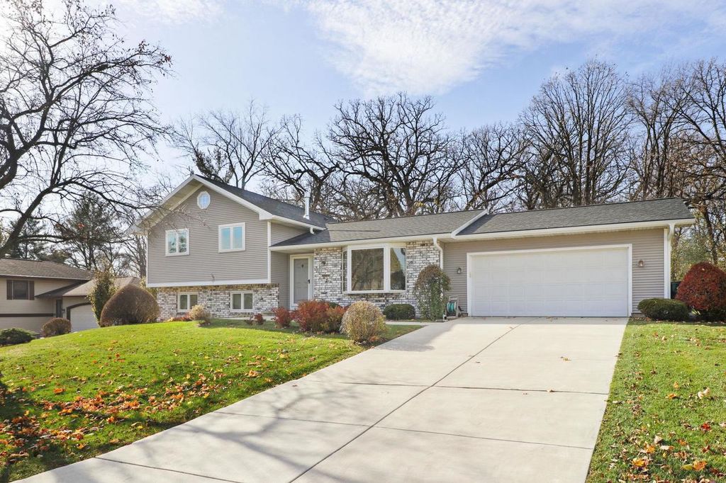 637 Cresthaven Drive, Cottage Grove, WI 53527