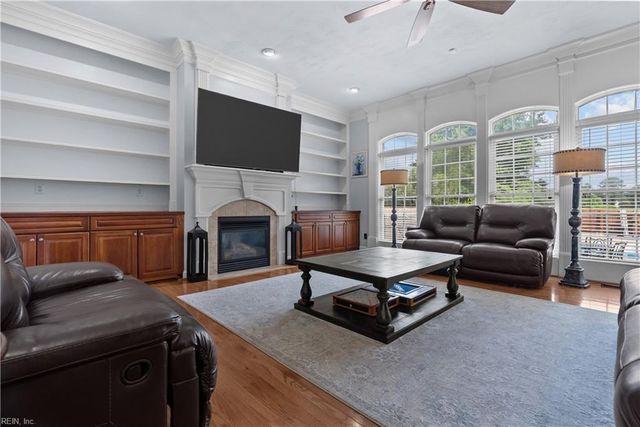 821 Redleafe CIR, Chesapeake, VA 23320
