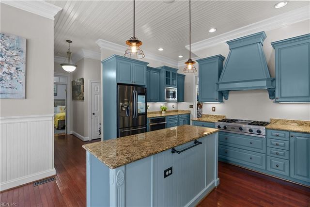 821 Redleafe CIR, Chesapeake, VA 23320