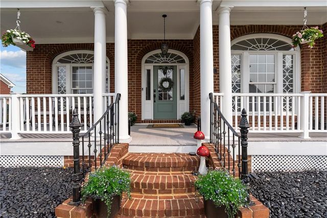 821 Redleafe CIR, Chesapeake, VA 23320