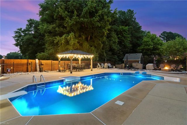 821 Redleafe CIR, Chesapeake, VA 23320