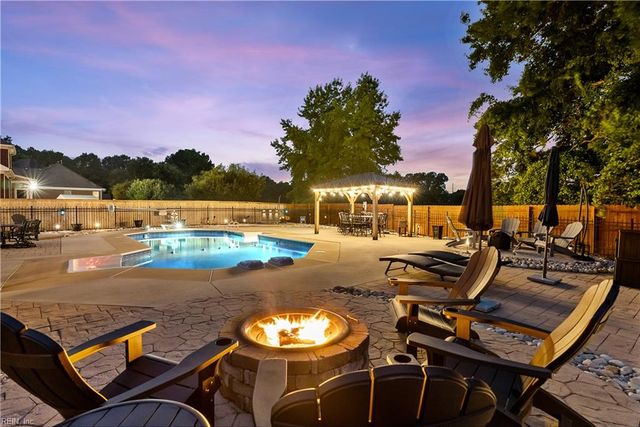 821 Redleafe CIR, Chesapeake, VA 23320