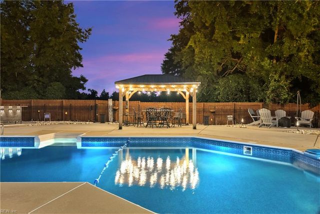 821 Redleafe CIR, Chesapeake, VA 23320