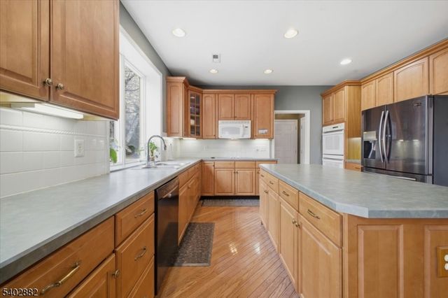 13 Old Schoolhouse Rd, Bethlehem Twp., NJ 08802