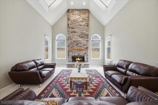 13 Old Schoolhouse Rd, Bethlehem Twp., NJ 08802