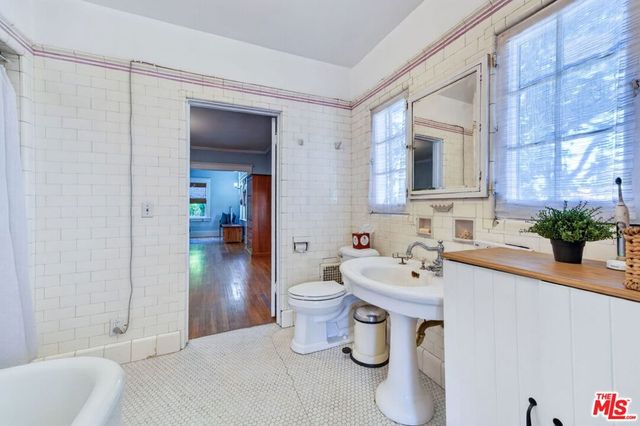 1614 Virginia Road, Los Angeles, CA 90019