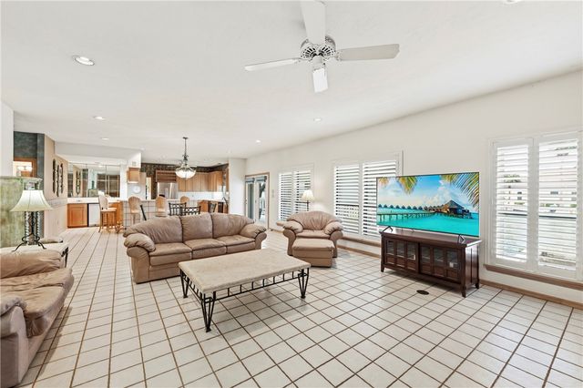305 Marina Dr, Port Aransas, TX 78373