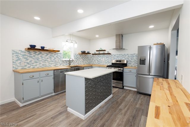 241 Inwood Boulevard, Avon Lake, OH 44012