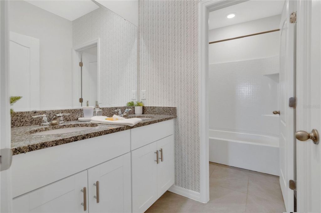 Image 18 of property listing at 7699 OAKMOSS LOOP, Davenport, FL 33837