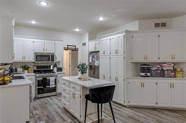 8375 Timber Trails Drive, De Soto, KS 66018