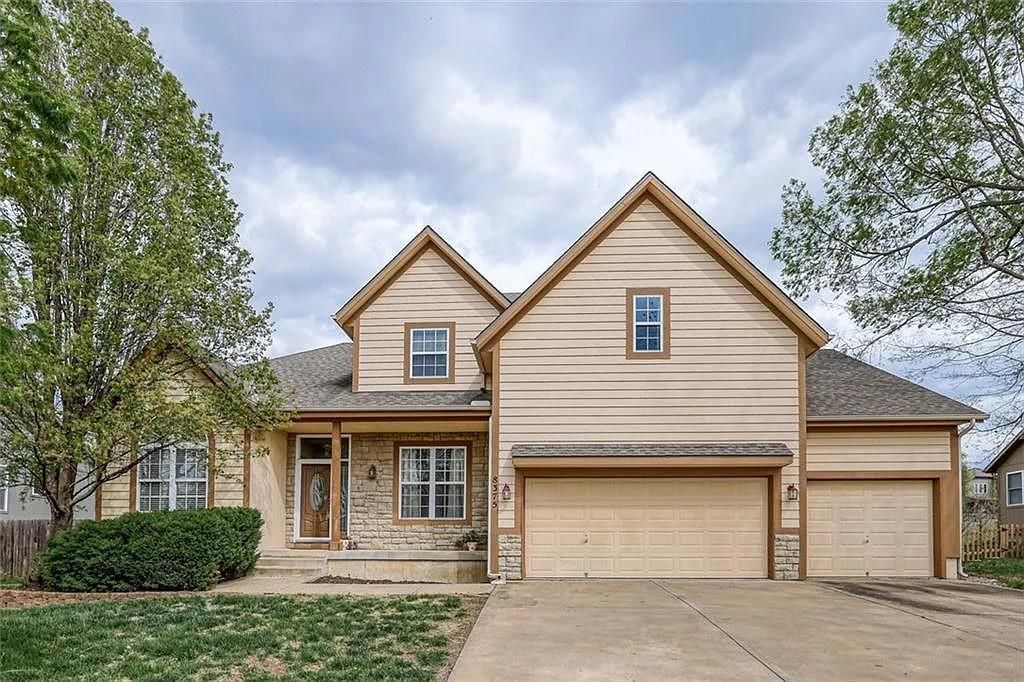 8375 Timber Trails Drive, De Soto, KS 66018