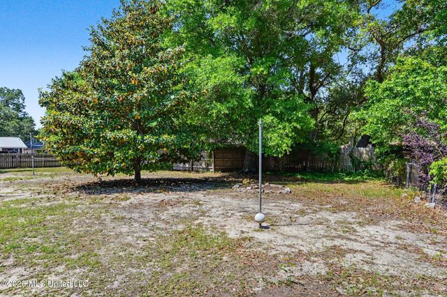 1523 E 2nd Street, Pass Christian, MS 39571