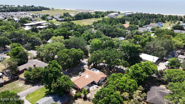 1523 E 2nd Street, Pass Christian, MS 39571