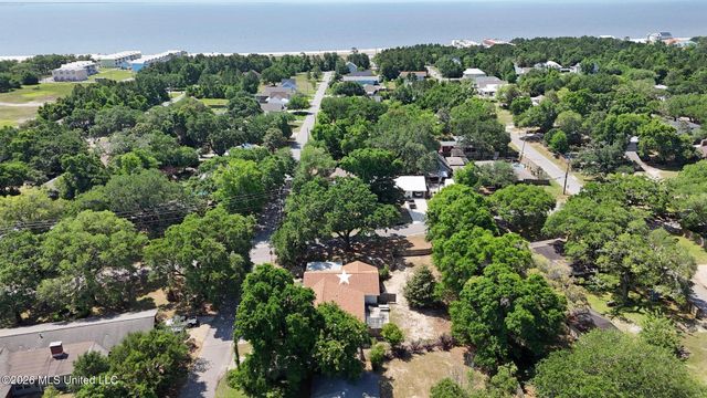 1523 E 2nd Street, Pass Christian, MS 39571