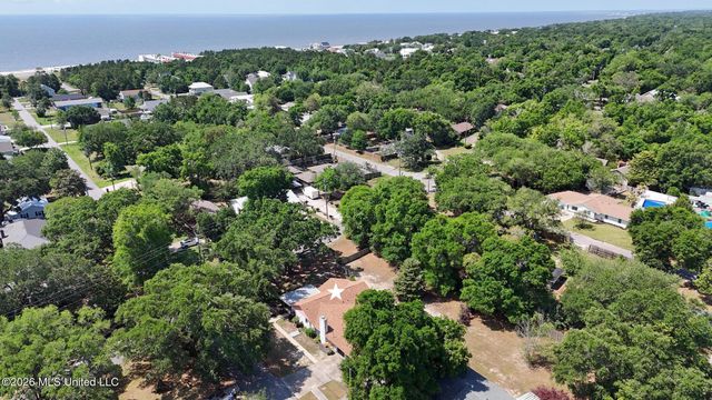 1523 E 2nd Street, Pass Christian, MS 39571