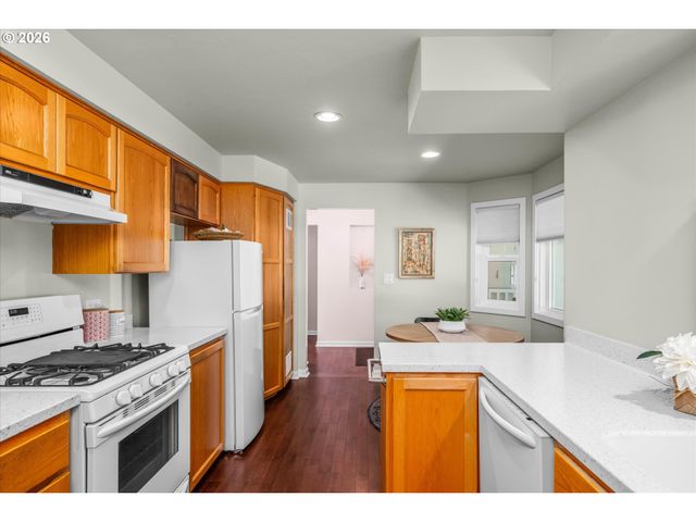 243 DARTMOOR Dr, Eugene, OR 97401