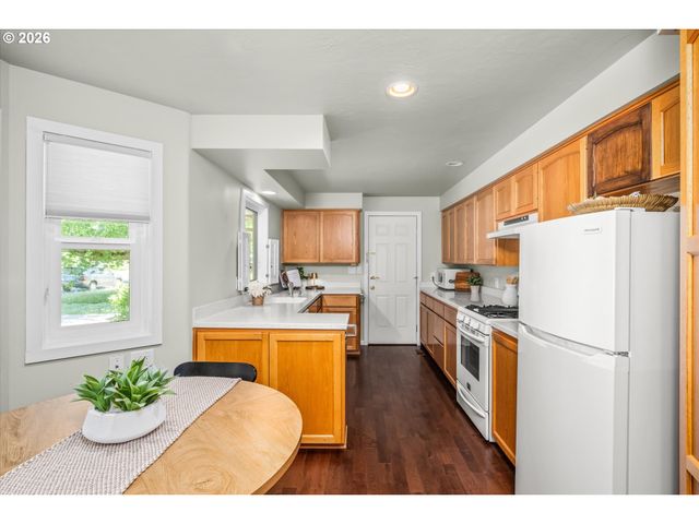 243 DARTMOOR Dr, Eugene, OR 97401
